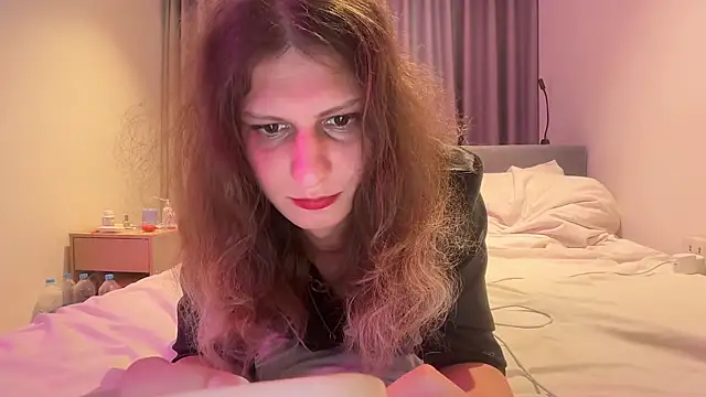 Alice Pinkhead online show from May 5, 8:42 am