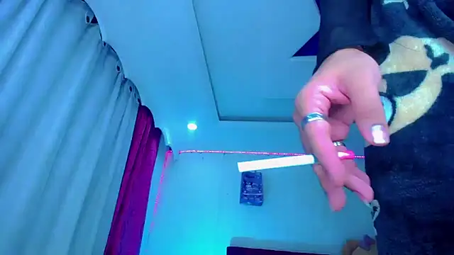 NahomiCamper online show from May 4, 12:15 am