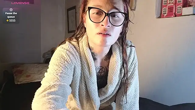kittenlizz online show from August 4, 9:31 pm