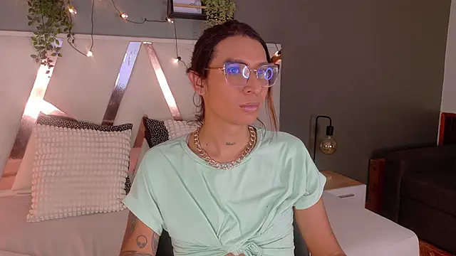 Snapshot of LauraaGomezz__ chatting on October 21, 8:10 pm LauraaGomezz online show from October 21, 8:10 pm