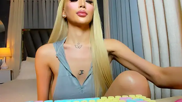 KylieSonique online show from May 12, 2:20 am
