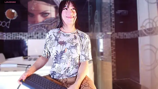 Small Hot19 online show from December 2, 10:18 am