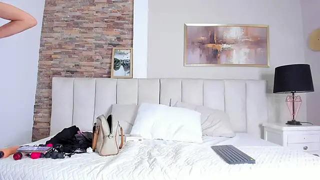 laura latinhot1 online show from November 13, 6:48 pm