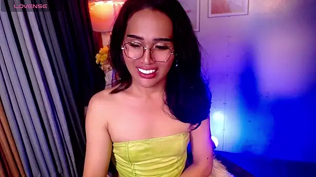 urmidnightcravingsxx online show from August 3, 6:35 am
