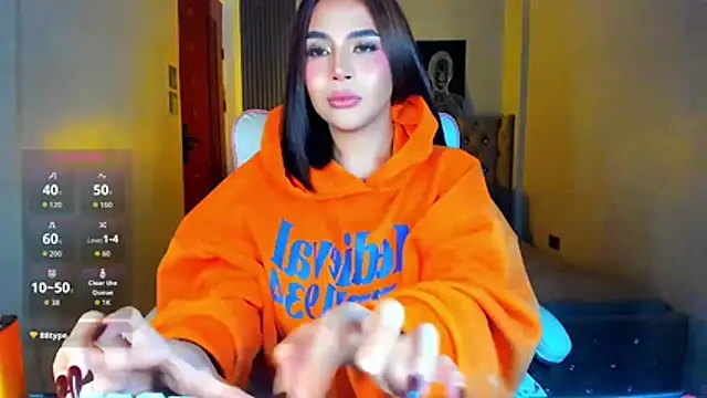LauraLoove online show from August 4, 12:11 pm