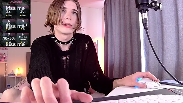 midwestemoqueen online show from March 12, 7:02 am