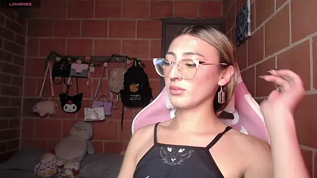 Andrea camilaaa online show from May 26, 4:15 pm