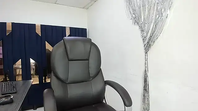 Aisha hotts777 online show from August 2, 9:47 pm