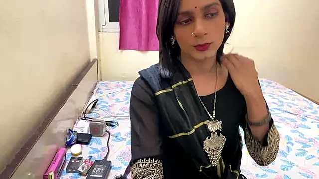 LuvLayla online show from October 4, 4:30 pm