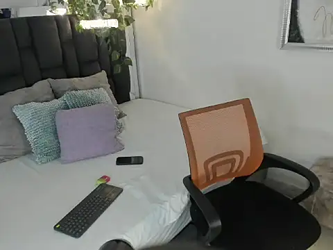 Ash Monroe online show from December 3, 2:10 pm