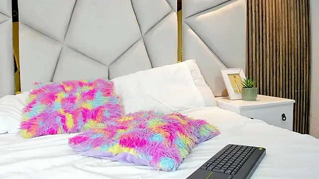 rebeca brown  online show from March 11, 11:58 am