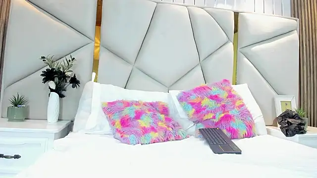 rebeca brown  online show from March 18, 11:53 am