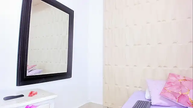 Alanna miaw online show from December 1, 8:39 am