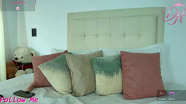 Daphne Hills online show from July 31, 9:48 pm