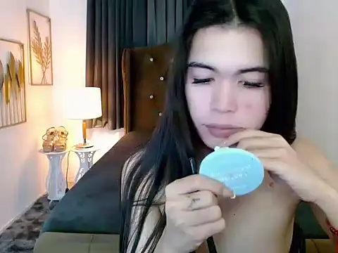 hollyyumiloove online show from March 13, 11:27 am