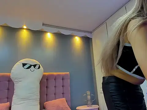 Lis Pearson online show from March 20, 3:07 am