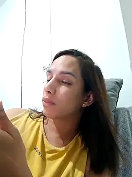 ofjuliaa online show from May 7, 3:35 am