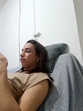 ofjuliaa online show from June 28, 2:06 am