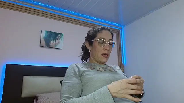 kaylaMinov  online show from February 3, 7:30 pm