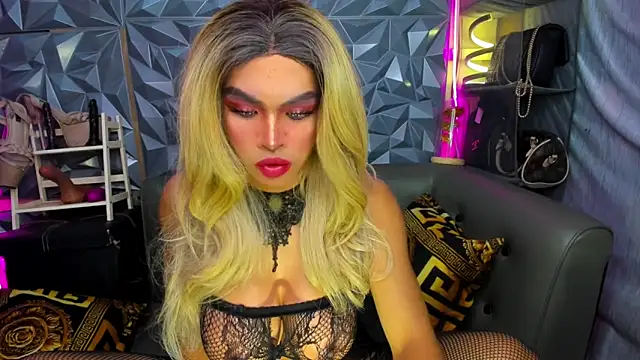 10inDominant Ayesha online show from April 6, 8:20 pm