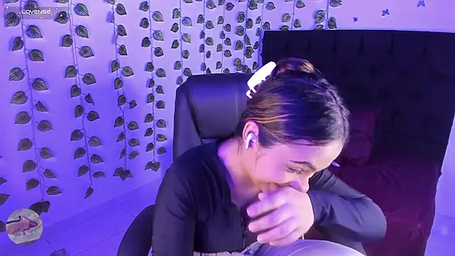 charlotte keyss online show from March 13, 2:22 pm