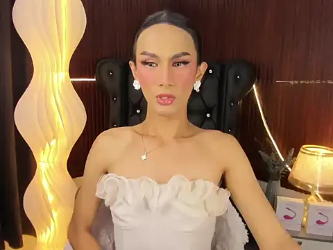 Estella Hilton online show from June 11, 9:29 am