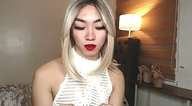 Snapshot of Local_Hoelyx chatting on March 13, 9:32 am Local Hoelyx online show from March 13, 9:32 am