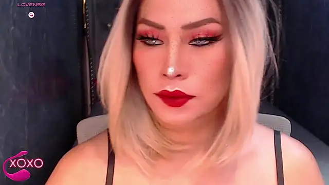 Snapshot of QUEEN_GIAMOORE69 chatting on October 1, 8:42 pm QUEEN GIAMOORE69 online show from October 1, 8:42 pm