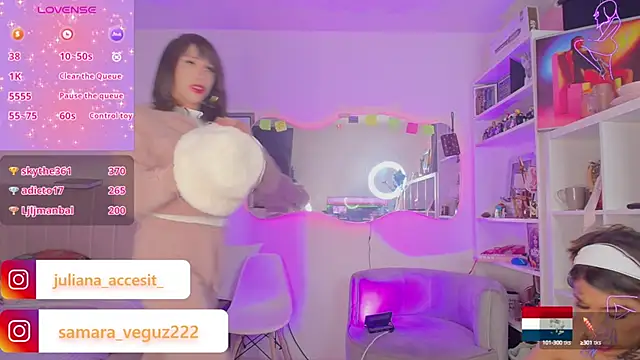 Snapshot of caroline_cossei chatting on March 8, 5:28 am caroline cossei online show from March 8, 5:28 am